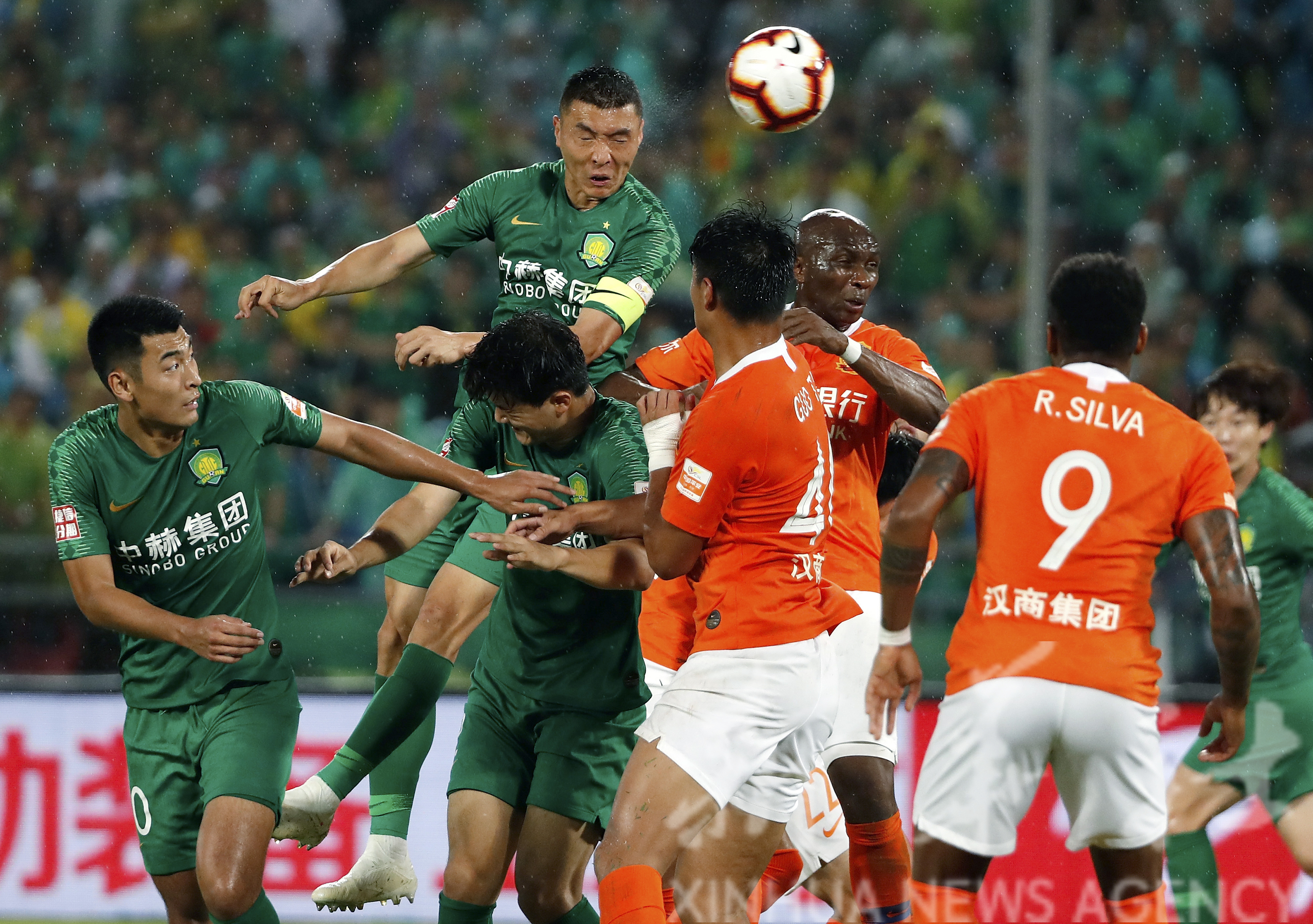 中超球员在国际赛场大放异彩，展现出色表现