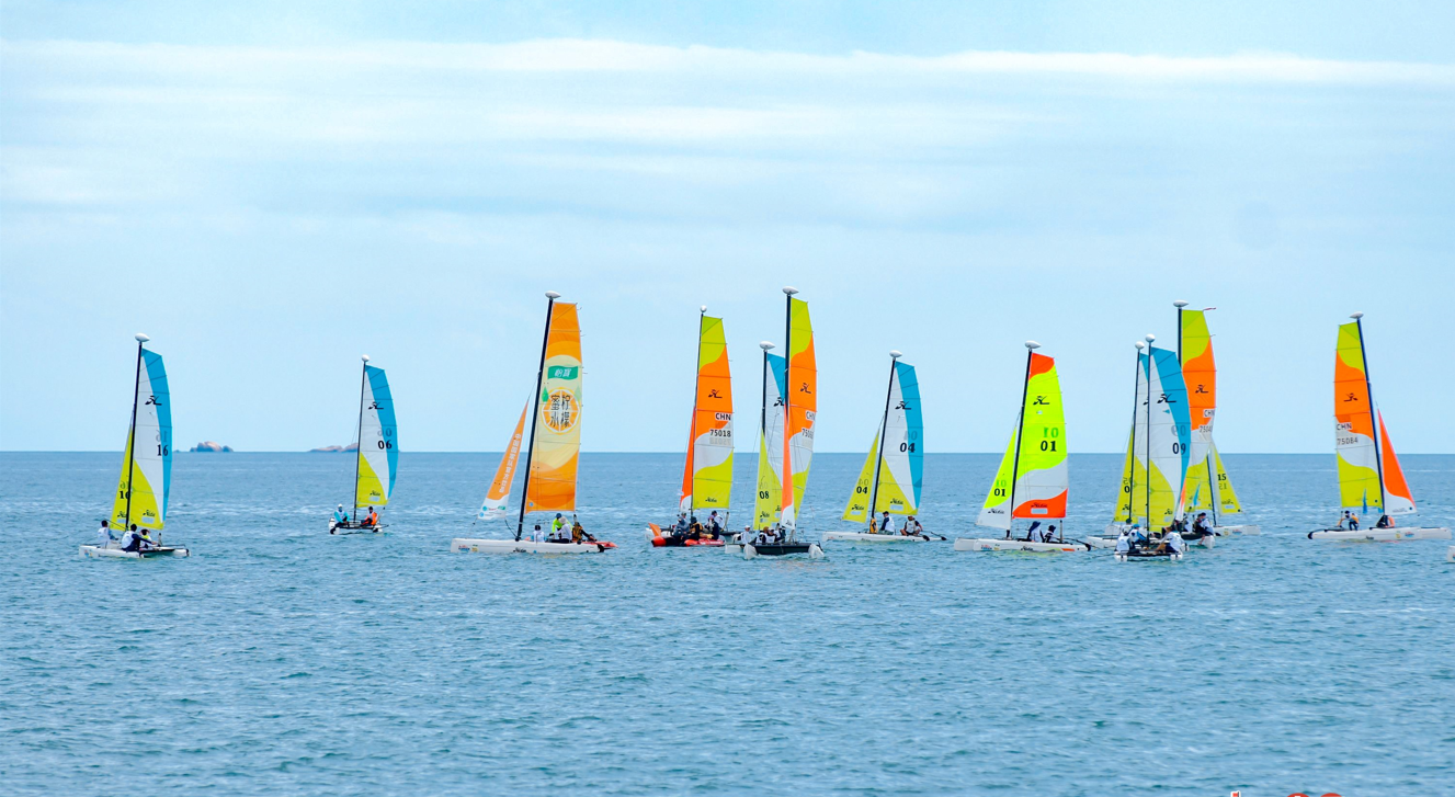 帆船比赛队伍配合默契争先夺冠 帆船比赛队伍配合默契争先夺冠