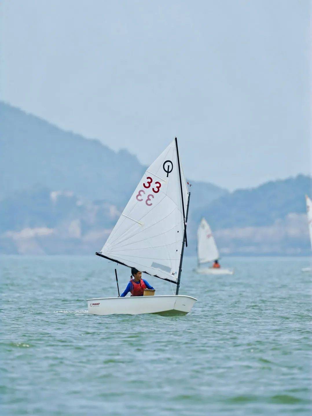 帆船比赛队伍配合默契争先夺冠 帆船比赛队伍配合默契争先夺冠