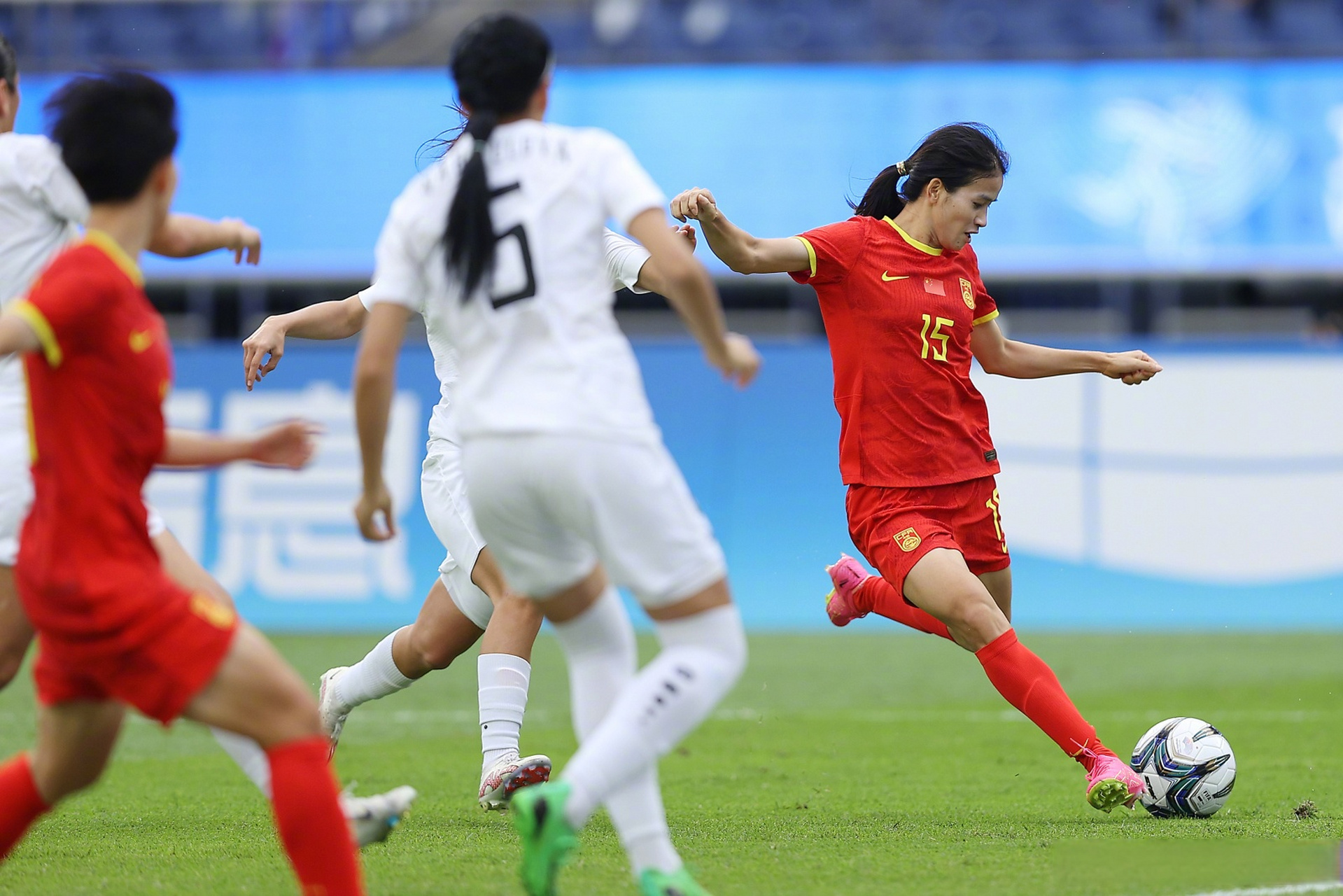 中国女足赛场砥砺前行,勇往直前 中国女足赛场砥砺前行,勇往直前