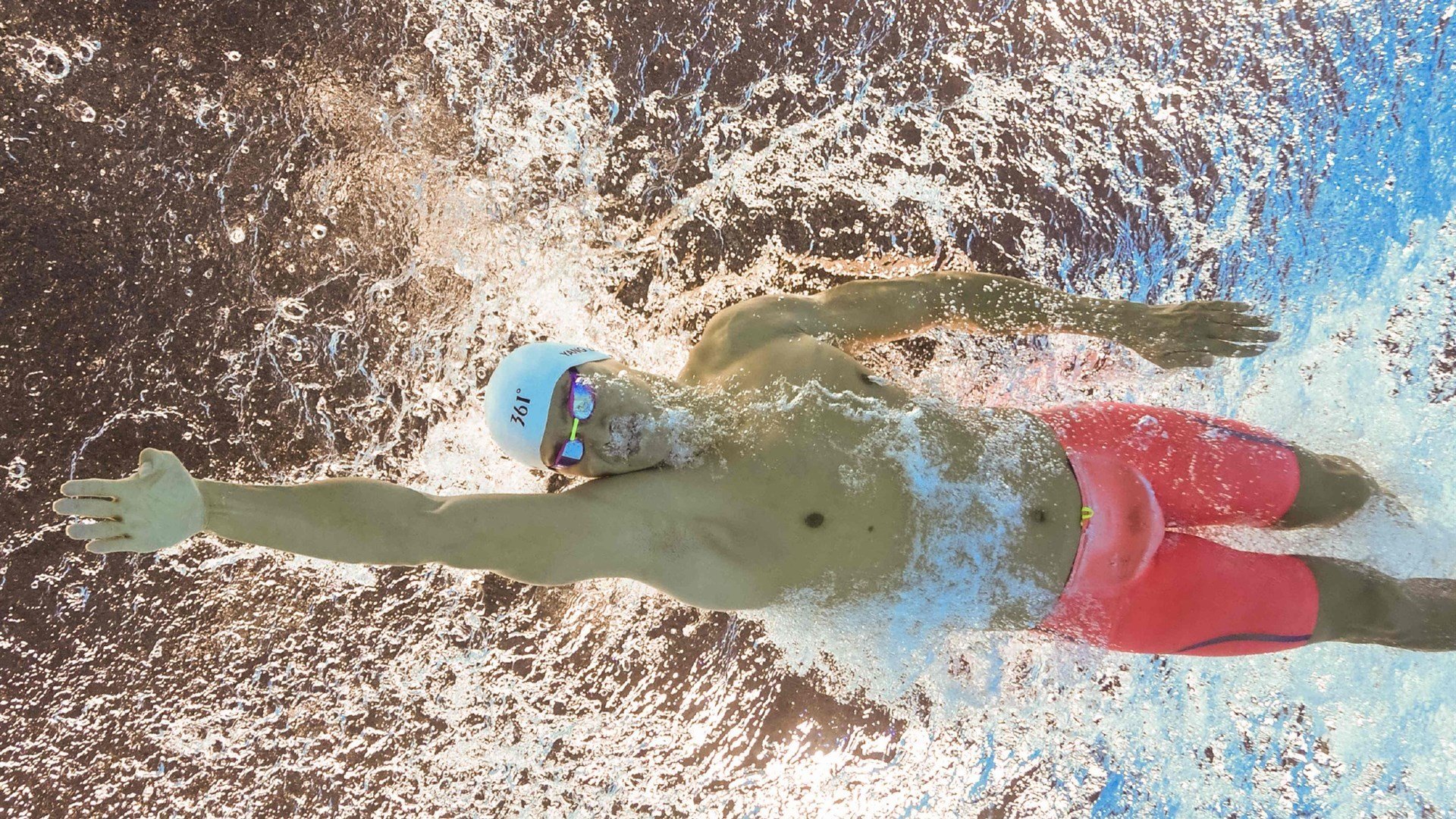 跨界争锋，从CBA老鹰稳胜到F1贝恩接管，竞技场上的唯一性法则