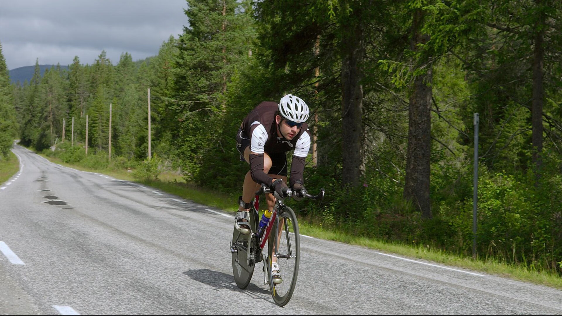 赛道与球场，当F1揭幕战之夜遇见武切维奇的关键时刻