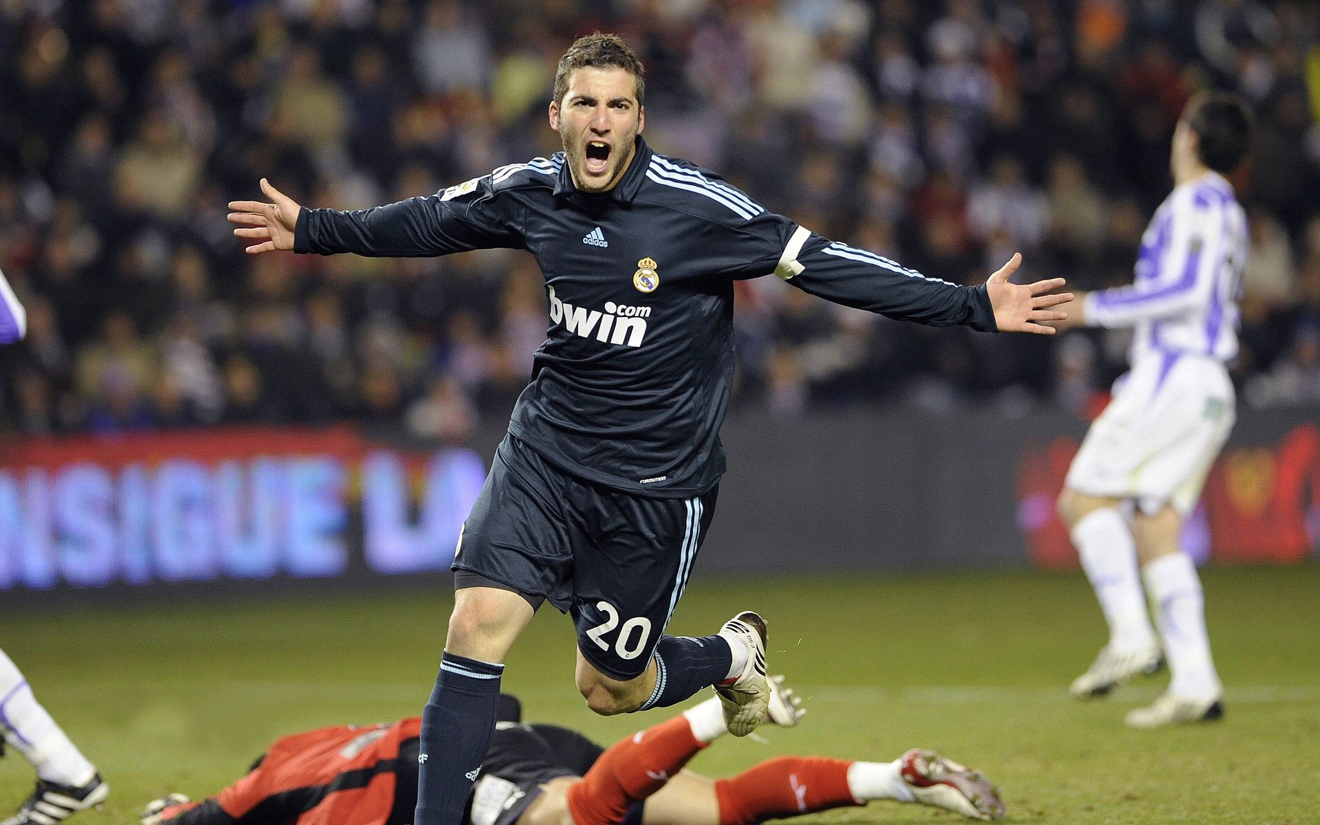 拉梅洛·鲍尔，季后赛之夜的独舞，进攻端无解的华丽乐章